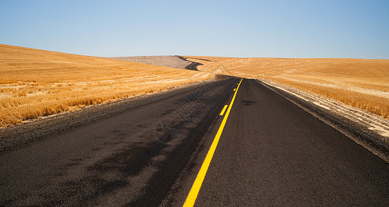 俄勒冈州公路路2号干道两道露天公路条纹冒险运输天空探索农村沙漠路面自由孤独图片