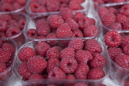 市场上新鲜的多汁树莓浆果食物覆盆子红色水果维生素营养背景宏观甜点图片