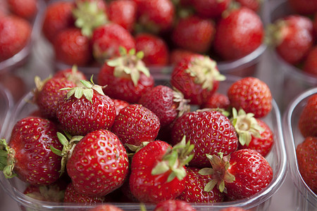 市场上新鲜的多汁草莓红色水果甜点背景覆盆子营养维生素栅栏浆果食物图片