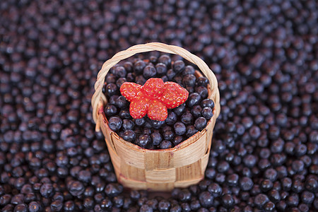 新鲜的蓝莓和一篮小草莓在市场上销售栅栏水果覆盆子浆果营养素食主义者宏观甜点维生素食物图片