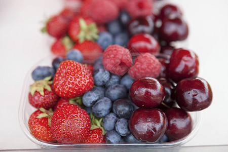 新鲜果 草莓 草莓 樱桃 蓝莓 放在市场上的盒子里维生素浆果甜点素食主义者栅栏饮食食物水果宏观营养图片