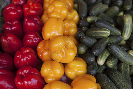 五颜六色的甜椒 在市场自然背景下图片