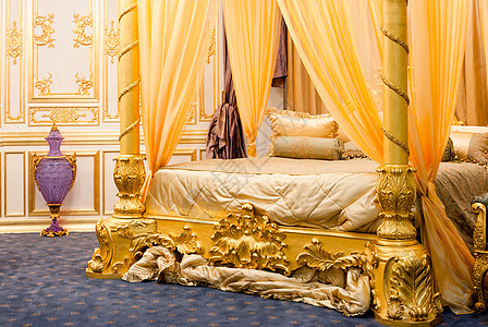 豪华豪华卧室 有四张纸床和金色调图片