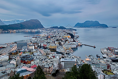 挪威阿列松德市蓝色山脉天空旅游海洋景观街道全景城市艺术图片