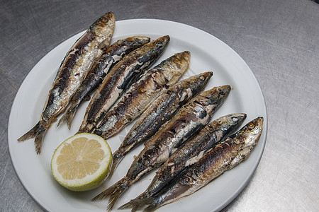 含柠檬的炸沙丁鱼食物餐厅海鲜销售海洋烹饪营养美食生蚝钓鱼图片