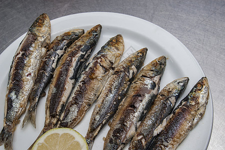 含柠檬的炸沙丁鱼餐厅食物钓鱼海洋营养烹饪销售海鲜美食市场图片