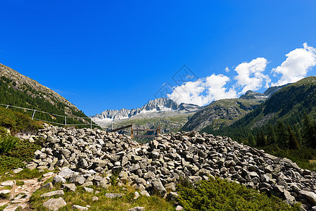 意大利阿达米洛特伦托登山顶峰树木蓝色全景天空远足野生动物山脉岩石图片