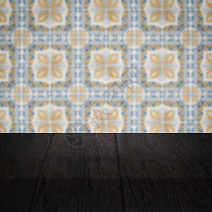 木桌顶壁和模糊的旧式瓷瓷瓷瓷砖墙桌子马赛克制品广告正方形架子厨房展示嘲笑古董背景图片