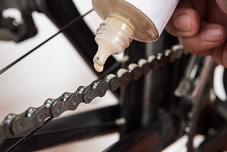 自行车油男人运输打扫修理润滑剂车轮齿轮润滑服务维修图片