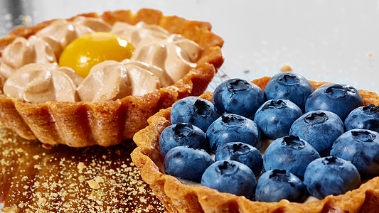 带新鲜蓝莓的塔特莱浆果馅饼食物早餐蓝色厨房奶油脆皮盘子小吃图片