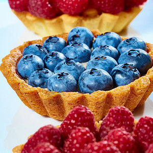 果实的花盆 有草莓和蓝莓蓝色小吃奶油糕点盘子蛋糕馅饼桌子脆皮面包图片