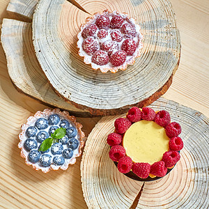 果实的花盆 有草莓和蓝莓食物脆皮水果覆盆子馅饼奶油食谱盘子蓝色蛋糕图片