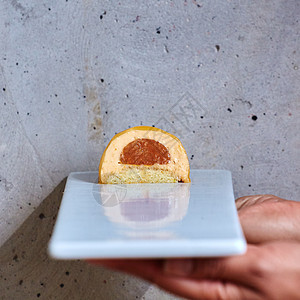 手拿甜点可可盘子餐厅健康小吃蛋糕食物面包糕点玻璃图片