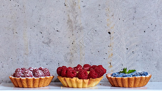果实的花盆 有草莓和蓝莓美食脆皮小吃蛋糕馅饼盘子奶油薄荷浆果面包图片