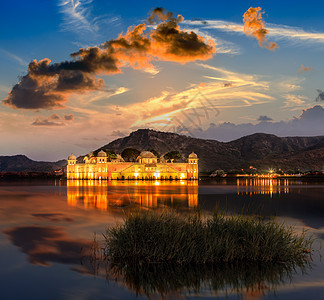 Jal Mahal宫殿夜间 Jal Mahal(水宫)在Man S上图片