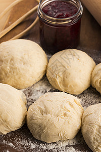 准备用于烘烤的新鲜面粉面包乡村糕点棕色食物小麦桌子木头国家烹饪图片