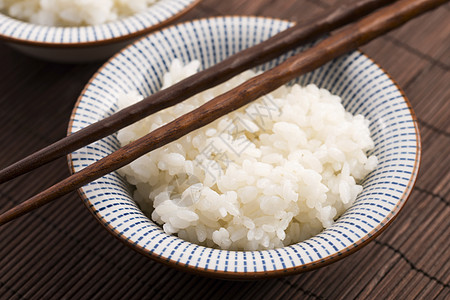 饭碗中寿司大米餐具美食宏观粮食用具营养文化餐厅食物盘子图片