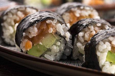 寿司  鲑鱼卷放在盘子上鱼片沙拉食物午餐美味海藻黄瓜美食海鲜饮食图片