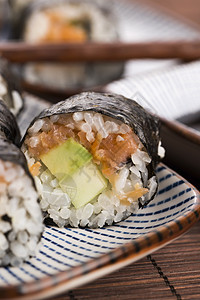 寿司  鲑鱼卷放在盘子上黄瓜美食美味文化海藻午餐蔬菜沙拉饮食食物图片