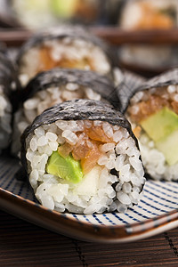 寿司  鲑鱼卷放在盘子上餐厅美食午餐食物蔬菜饮食沙拉美味鱼片黄瓜图片