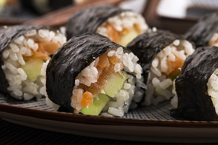 寿司  鲑鱼卷放在盘子上食物餐厅饮食午餐黄瓜沙拉海鲜蔬菜鱼片美味图片