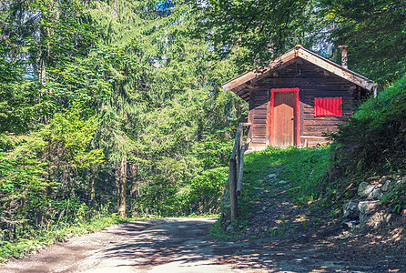 山谷中心美丽的小屋 夏季风景的夏天图片