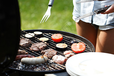 烤肉和香肠牛扒猪肉牛肉野餐女士烘烤蔬菜烹饪午餐美食图片