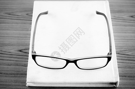 在笔记本黑白颜色调色风格上的 眼镜软垫学校图书办公室教育会议文书铅笔笔记文档图片