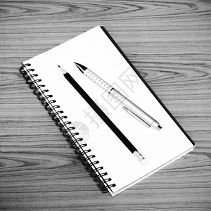 笔笔和笔笔黑白颜色音调风格软垫乐器金属记事本桌面床单办公室教育商业笔记本图片