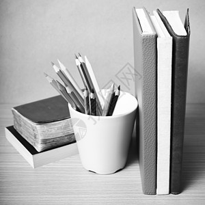 黑白颜色风格和彩色笔铅笔图书职业笔记本学生文档蜡笔蓝色教育工作办公室图片