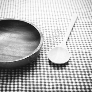 黑白颜色调色风格碗和勺子餐具盘子用具食物绿色陶瓷工作室棕色桌子制品图片