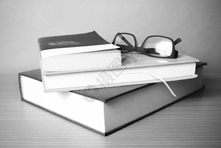 黑白颜色调色风格和书面眼镜知识木头教育白色棕色木板智慧大学工作教科书图片