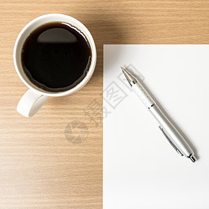 带白纸和笔的咖啡杯饮料日记职场软垫会议笔记本床单商业木头笔记背景图片