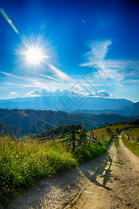 晚上好 西蒙村山丘的日落 布兰尼风景森林环境全景顶峰旅行阳光太阳草地季节图片