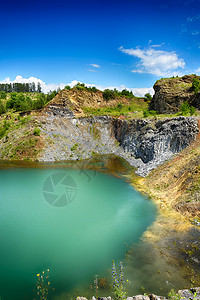 罗马尼亚布拉索夫县拉科斯的埃梅拉尔德湖矿物绿色吸引力旅游蓝色地质学石头火山图片
