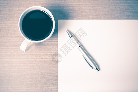 带有白纸和笔费风格的咖啡杯办公室教育咖啡桌子木头日记软垫会议饮料职场图片