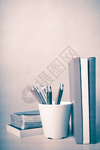 书和彩色铅笔老旧风格文档木头绿色商业绘画学校工作学生工具教育图片