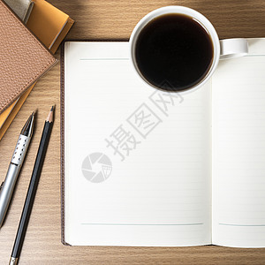 带书籍和咖啡杯的开放笔记本钢笔桌子木头空白棕色商业铅笔教育写作咖啡图片