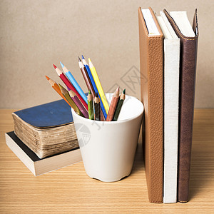 书和彩色铅笔商业白色学生职业蜡笔笔记本螺旋工作学校笔记图片