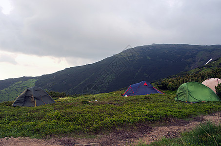 靠近山峰的营地自由山脉场景庇护所高地娱乐荒野星星天气冒险图片