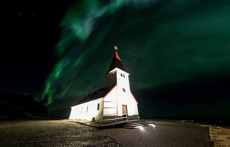 冰岛的维克教堂奥罗拉极光宗教教会阳光沼泽公园北极星水池丘陵地形图片