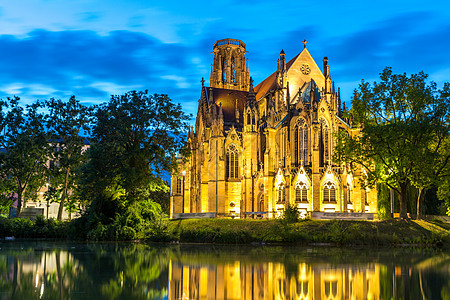 德国圣约翰教堂斯图加特宗教大教堂池塘教会树木公园花园照明反射寺庙图片