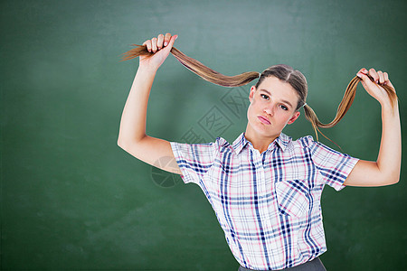 怪怪的时装狂抓着她的马尾巴女性极客教育衬衫金发女郎数字学校绘图检查模式背景图片