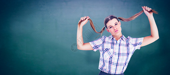 怪怪的时装狂抓着她的马尾巴数字黑板姿势浅色课堂金发女郎检查女性教育长发背景图片