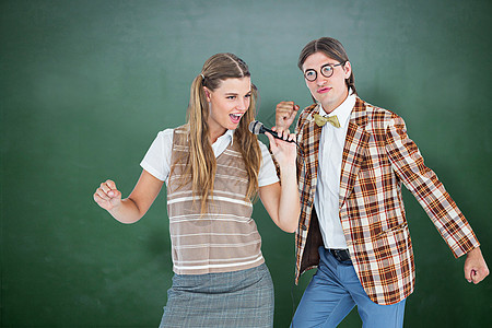 喜悦的嬉戏时装演员 用麦克风歌唱的复合图像头发绘图学校领结夹克男人乐趣夫妻教育眼镜图片