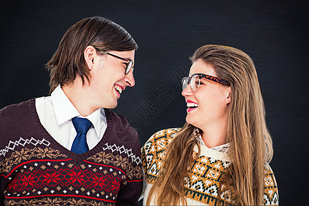 喜悦的嬉戏时装情侣互相看对方的复合形象快乐夫妻恋爱男性眼镜拥抱男人微笑黑色羊毛衫背景图片
