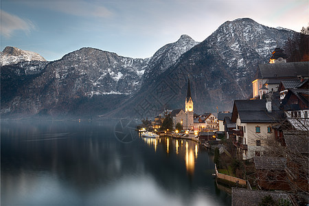 清晨在奥地利萨尔兹卡默古特Hallstat湖图片