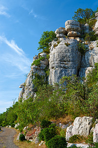 Ardeche河峡谷的岩壁石头植物峡谷天空图片