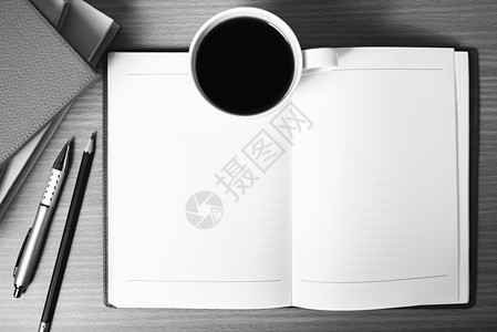 用书本和咖啡杯黑白颜色打开的笔记本白色学校空白记事本日记商业桌子钢笔木头笔记图片
