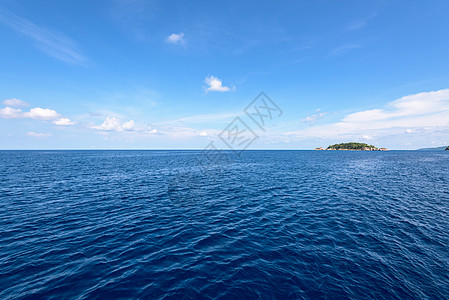岛的小岛屿和蓝海靛青旅游季节天际旅行天空热带风景环境蓝色图片